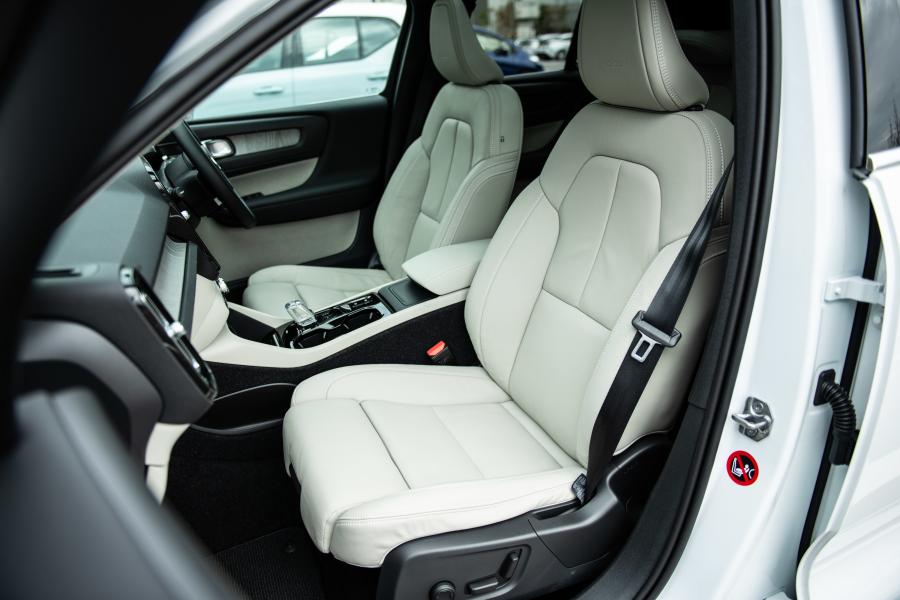 Интерьер Volvo XC40 T4 Inscription 2018 года  (JP) (фото 2 из 4)